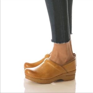 Dansko Women's Professional Clogs EU 39 ( US 8.5 - 9) Honey Distressed